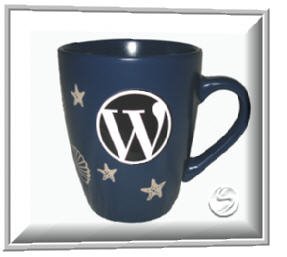 Wordpress-Sticker auf der Kaffeetasse